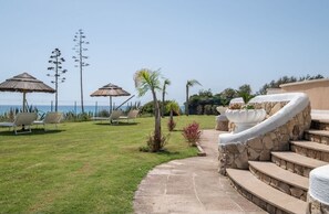 Premium Triple Room, Ensuite, Pool View | Interior