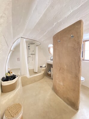 Douche, articles de toilette (gratuits), séchoir à cheveux, peignoirs
