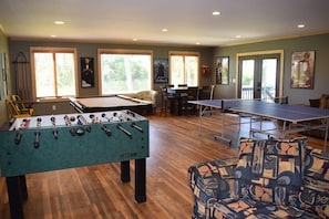 Game room - Treehouse- Fire Pit, Basketball Court, Bikes, Kayaks & Casita w/ Game Room (Chincoteague)