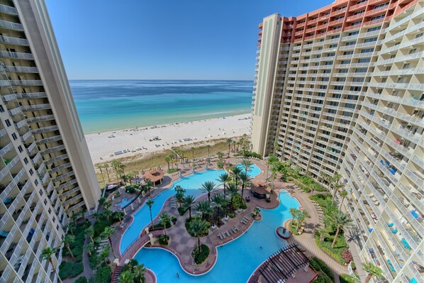 Alberca techada y alberca climatizada