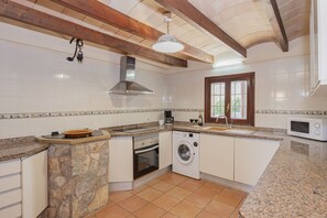 Fridge, microwave, oven, dishwasher - Villa Can Cosme (Alcúdia)