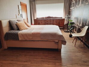 5 bedrooms, iron/ironing board, WiFi, bed sheets