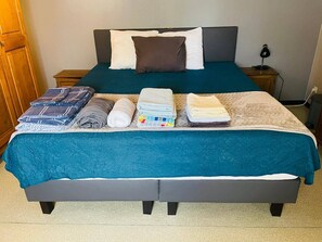 5 slaapkamers, een strijkplank/strijkijzer, wifi, beddengoed