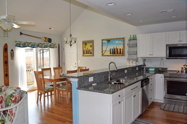 Køleskab, mikrobølgeovn, ovn, kogeplade