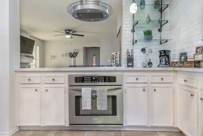 Kjøleskap, mikrobølgeovn, ovn og kokeplater