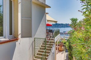 Un balcó amb vistes a una marina i vaixells.