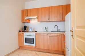 Fridge, oven, dishwasher, coffee/tea maker - LA MALMAISON II AP4315 By Riviera Holiday Homes (Villefranche-sur-Mer)