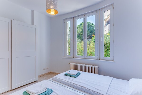 2 bedrooms, iron/ironing board, WiFi (free), bed sheets - LA MALMAISON II AP4315 By Riviera Holiday Homes (Villefranche-sur-Mer)