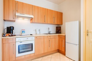 Fridge, oven, dishwasher, coffee/tea maker - LA MALMAISON II AP4315 By Riviera Holiday Homes (Villefranche-sur-Mer)