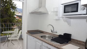 Estudio estándar | Cocina privada | Refrigerador, microondas, parrilla de estufa y utensilios de cocina