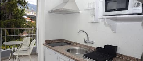 Studio Standard | Eget kök | Kylskåp, mikrovågsugn, spishäll och grytor/köksredskap
