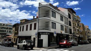 Un edificio de varios pisos con una tienda en la planta baja llamada "Simetrifloor".