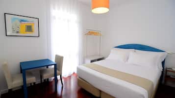 Een hotelkamer met een bed, een bureau en een stoel.