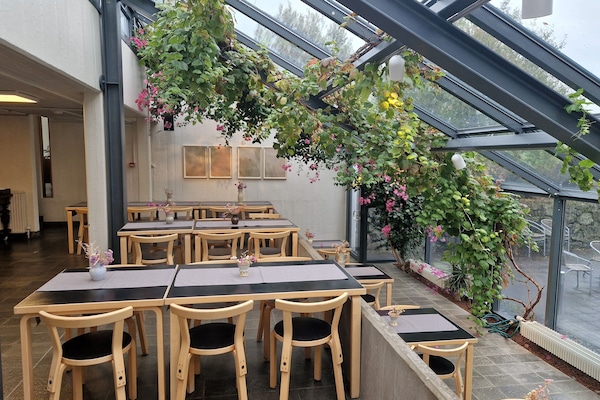 Se sirven desayunos y cocina local e internacional, con vista al jardín