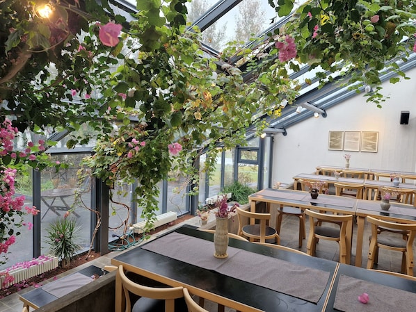 Se sirven desayunos y cocina local e internacional; con vista al jardín