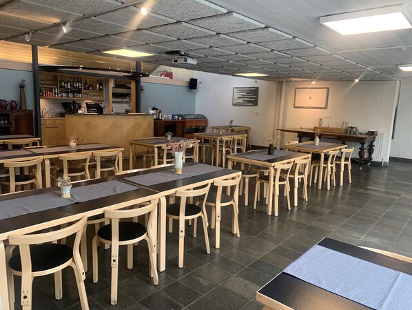 Serviço de café da manhã, local e internacional, vistas para o jardim
