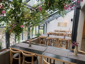 Petit déjeuner, déjeuner et dîner servis sur place, vue sur le jardin