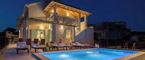 Una piscina al aire libre, una piscina climatizada