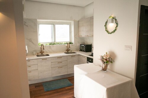 Elegant sunny home in central jerusalem