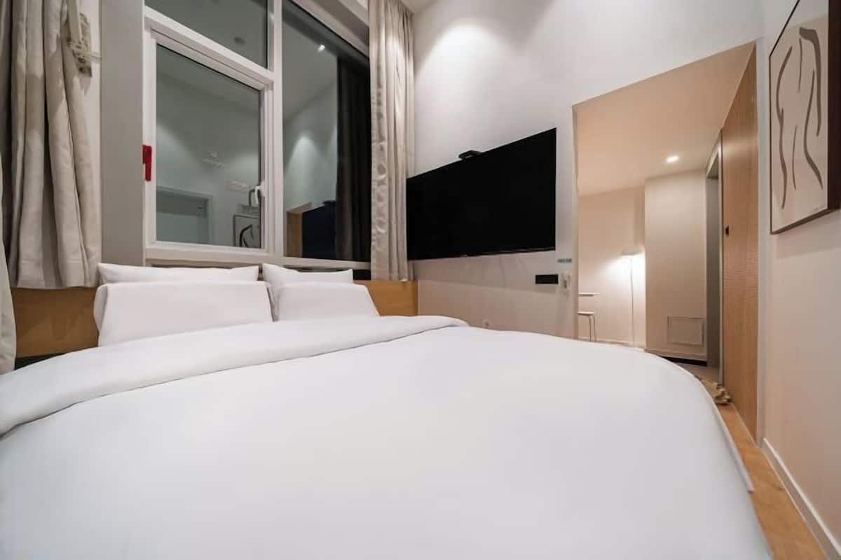 Premium bedding, free WiFi, bed sheets