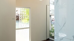 Een hal met houten balken, een marmeren wand en een groot raam.
