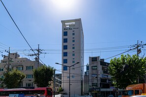 Ein hoch aufragendes Hotel mit modernem Design, das sich durch mehrere Etagen und einen markanten Eingang auszeichnet.