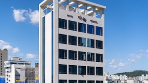 Een modern hotelgebouw met een heldere lucht.