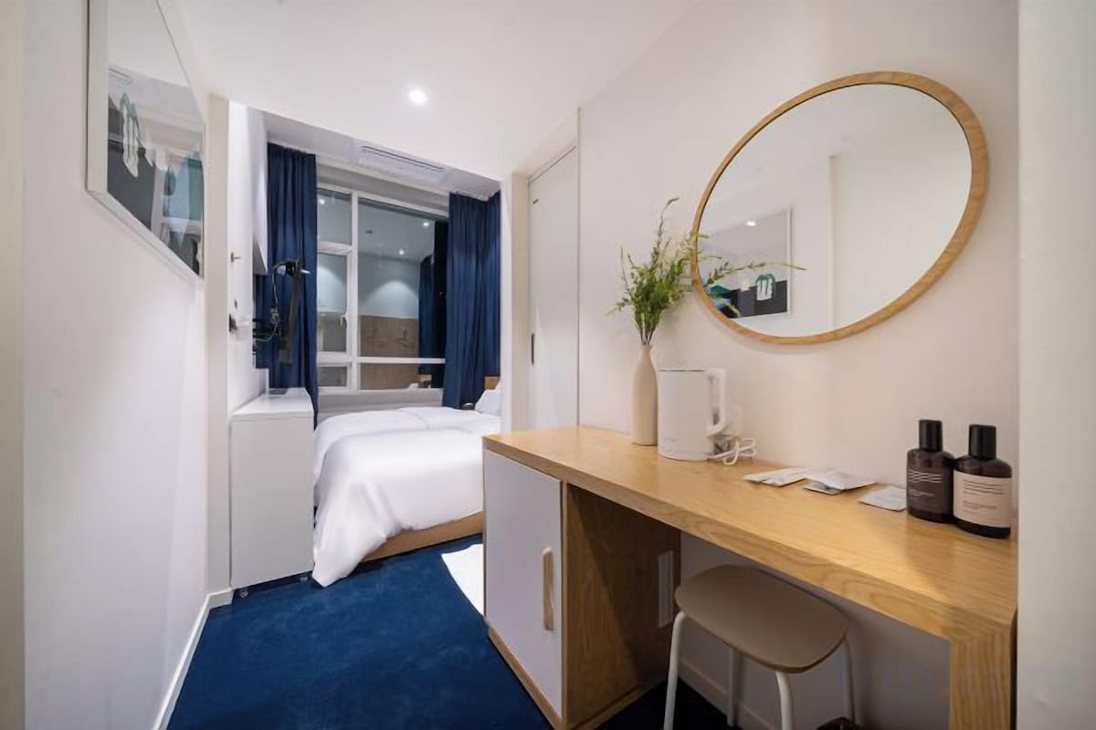Premium bedding, WiFi (free), bed sheets