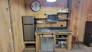 Frigorifero, microonde, macchina per tè/caffè, tostapane