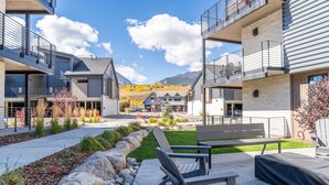 Un bâtiment moderne doté d’une terrasse et offrant une vue sur les montagnes.