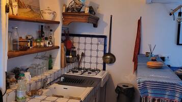 Réfrigérateur, cafetiÚre/bouilloire, grille-pain