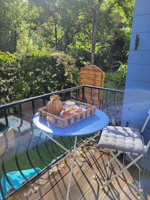 Outdoor dining - Maison Pechelune (Correns)