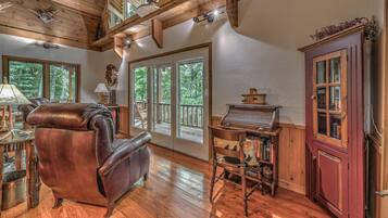 Cabin, 4 Bedrooms | Living room