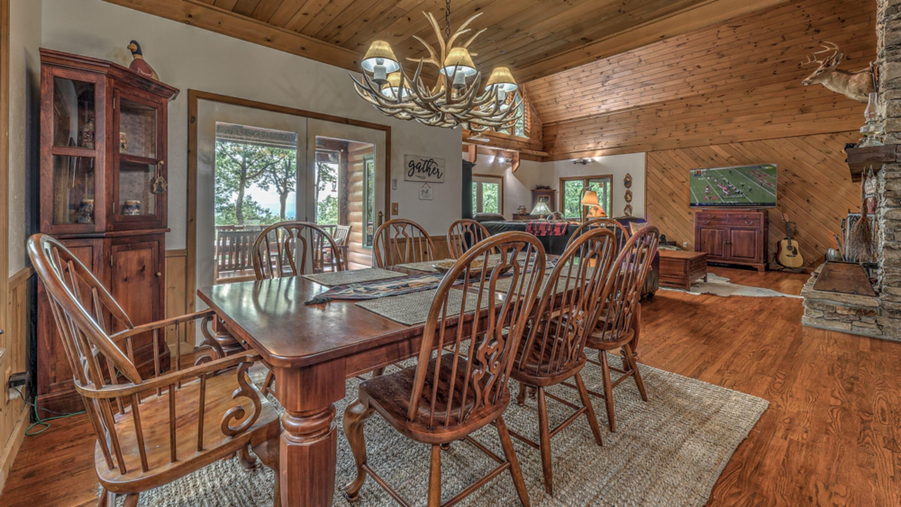 Cabin, 4 Bedrooms | Dining