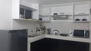 Kühlschrank, Mikrowelle, Herdplatte, Wasserkocher