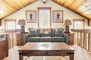 Interior - Beautifully remodeled mountain cabin retreat with incredible mountain views! (Mammoth Lakes)