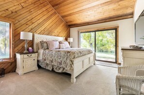 4 bedrooms, iron/ironing board, free WiFi, bed sheets - Beautifully remodeled mountain cabin retreat with incredible mountain views! (Mammoth Lakes)