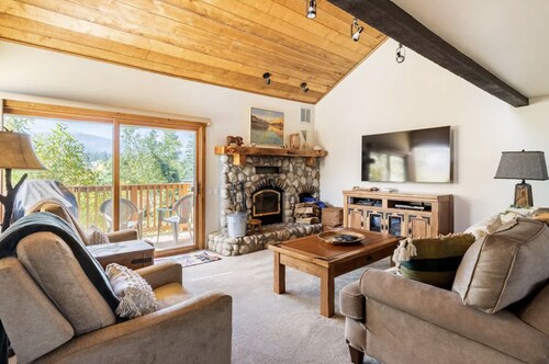 Beautifully remodeled mountain cabin retreat with incredible mountain views!