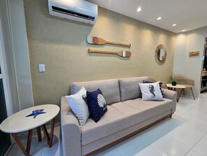 Appartement Familial | Coin séjour | TV connectée de 43 pouces avec chaînes numériques, télévision