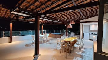 ON02H - Flat 203 324939207 FLAT 203 COM JACUZZI VISTA PARCIAL MAR/PISCINA | Opções para refeição ao ar livre