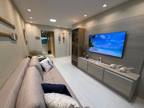 Appartement familial | Aire de séjour | Téléviseur connecté de 43 po avec télévision numérique, téléviseur