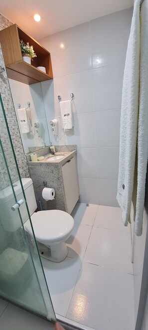 OH10H - Flat 103 324939171 FLAT 103 TERREO COM VISTA JARDIM | Bathroom | Shower, free toiletries, towels, soap