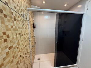 家庭公寓 | 浴室 | 淋浴设施、免费洗浴用品、毛巾、肥皂