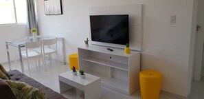 ET02H - Flat 202 324939198 FLAT 202 COM JACUZZI VISTA PARCIAL MAR/PISCINA | Vardagsrum | 43-tums smart-tv med digitalkanaler och tv