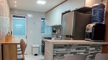 OH10H - Flat 103 324939171 FLAT 103 TERREO COM VISTA JARDIM | Cocina privada | Refrigerador con congelador, microondas, tostadora y licuadora