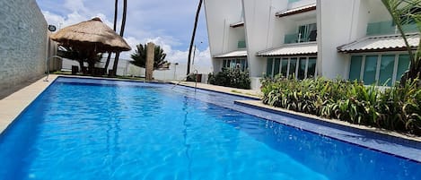Piscine extérieure, cabanons gratuits, parasols de plage