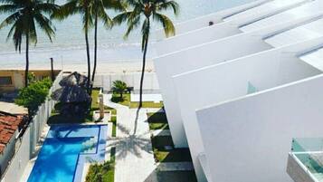 Ulkouima-allas avoinna 8.00–22.00, ilmaisia cabañoita, aurinkovarjoja