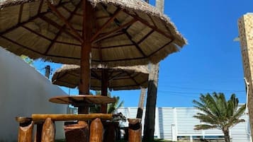 Piscina externa, funciona das 8h às 22h, barracas de cortesia