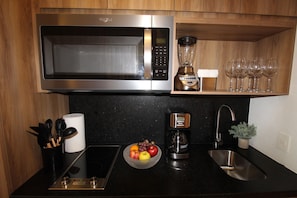 Refrigerador, microondas, parrilla de estufa y cafetera y tetera
