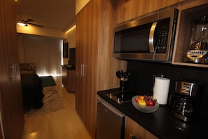 Refrigerador, microondas, parrilla de estufa y cafetera y tetera